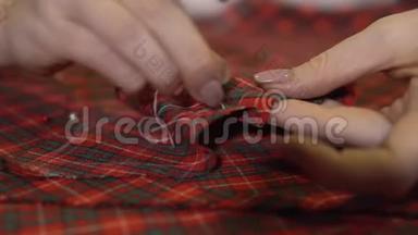 裁缝师根据裁缝的传统用针线缝制衣服.